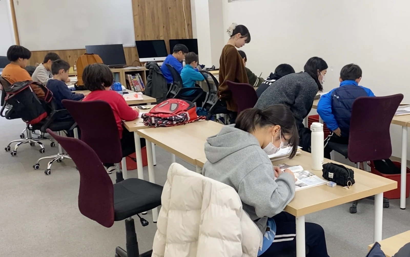 教室でそれぞれの教材に取り組む子どもたちとスタッフ