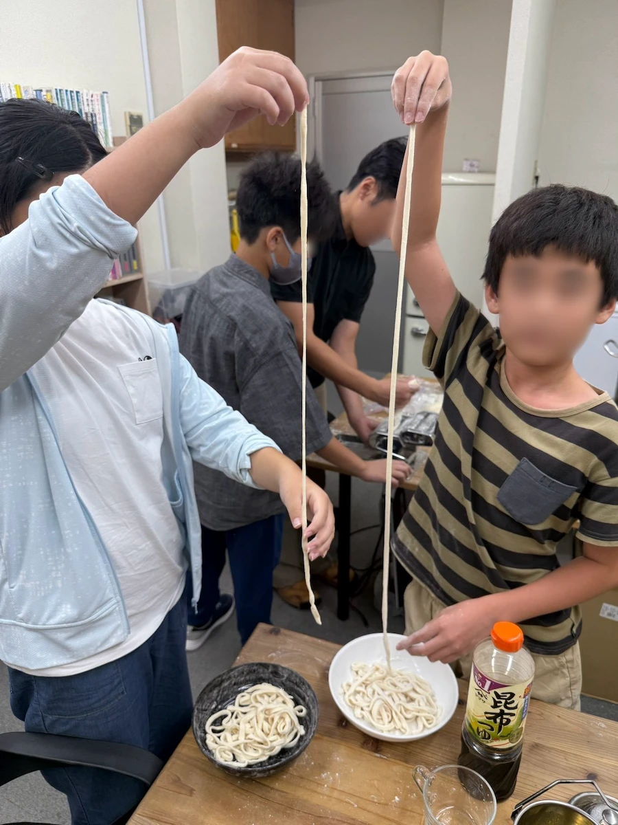 子どもたちがうどん作りに取り組む様子